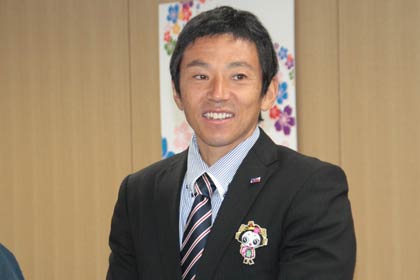 ヤクルト球団から出席した元ヤクルトのユーティリティー選手として活躍した広報部の度会博文さん
