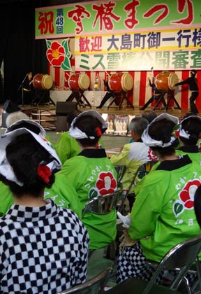 第48回雪椿まつり大園遊会の東京都大島町による太鼓「御神火太鼓」の演奏