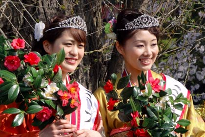 ミス雪椿の入山さん(左)と中野さん(右)