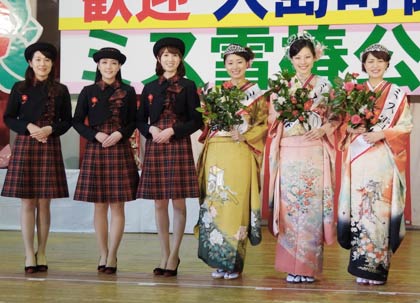 昨年のミス雪椿（左3人）と並んで