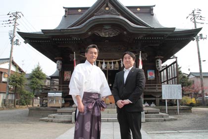 市民に境内を定期的に開放する仮称「プロジェクト“市”」を行う燕市・戸隠神社で星野宮司とその右腕となる氏子の小林さん