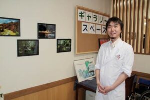 診療所のスペースを生かして定期的な写真展などの展示を始めた「じろう歯科診療所」で奥山次郎院長