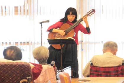 特別養護老人ホーム「白ふじの里」で演奏するクラシックギタリスト広瀬恵子さん