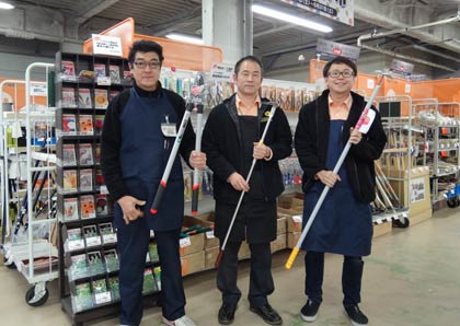 大型連休を前に5月31日まで「2014ジャパン・ツバメ・インダストリアルデザインコンクール」の入賞製品展示即売会や「春の園芸市」の特設コーナーを開設している燕三条ファクトリーアウトレットショップ「ストックバスターズ」