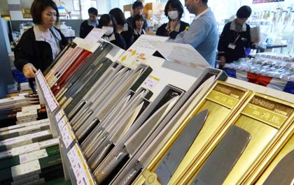  5月3日から6日までの「じばさんGWフェア2014」に先駆けて26日から燕三条地場産業振興センターで開かれている「金物市」