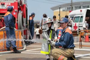 三条市子育て拠点施設「すまいるランド」5周年記念フェスタ初日26日に行われた「消防じどう車大集合」