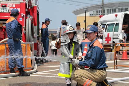 三条市子育て拠点施設「すまいるランド」5周年記念フェスタ初日26日に行われた「消防じどう車大集合」
