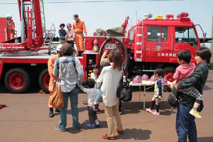 はしご車には順番待ちの行列
