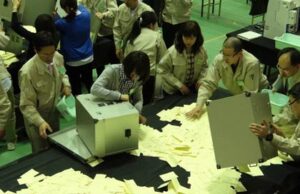 27日行われた三条市議選の開票作業