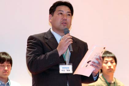 つばめ若者会議のメンバーを代表してあいさつする平出さん