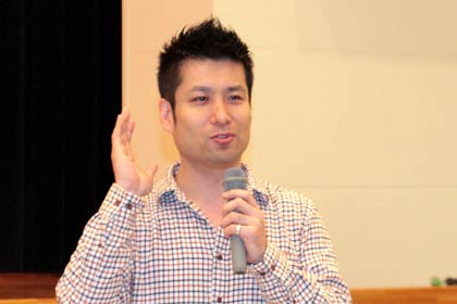  講評する山崎亮さん