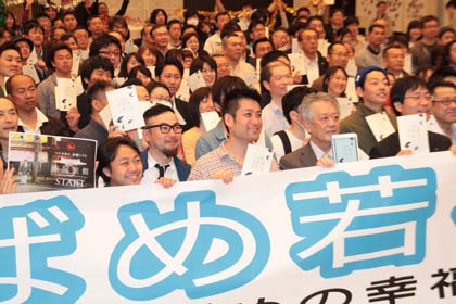参加者も一緒に集合写真