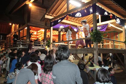 28日行われた神明宮春祭り宵宮の神楽奉納、最後の演目「杵樹」でもちまきを行う