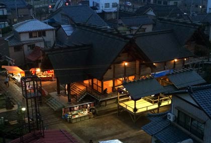 日没とともに神楽奉納が始まるのを待つ