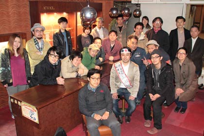 旧外山虎松商店をシェアスペース＆ライブラリーに生まれ変わらせる作戦会議の参加者で集合写真