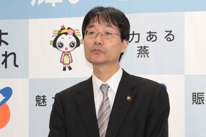 定例会見を行う鈴木力燕市長