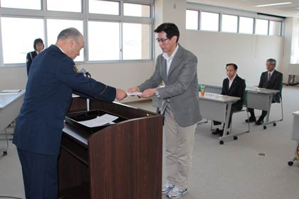 2日行われた燕署の長寿社会交通安全アドバイザー委嘱式