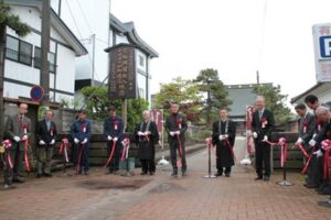 三条別院で行われた宗祖親鸞聖人七百五十回御遠忌法要を告げる鎚起銅器製の駒札の立柱式