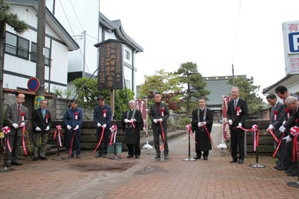 三条別院で行われた宗祖親鸞聖人七百五十回御遠忌法要を告げる鎚起銅器製の駒札の立柱式