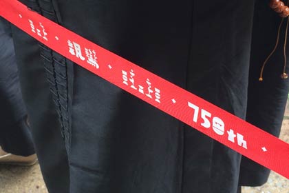 テープカット用のテープのデザインは「ヒッコリースリートラベラーズ」が手掛けた