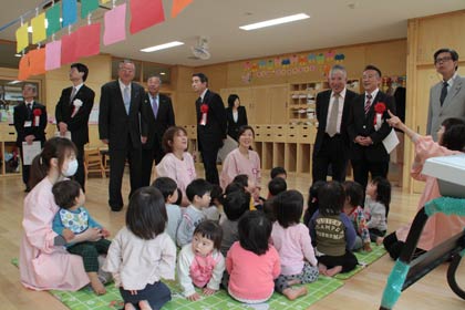  開宴をお祝いする会の後、出席者で園内を見学