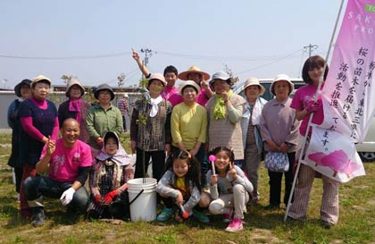 「栃木さくら11プロジェクト」とともに南相馬市を訪れて仮設住宅で暮らす人たちとサクラを植樹した佐藤英里さん