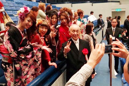  小池市長と写真に写る新成人
