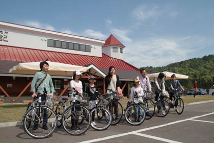 道の駅「漢学の里しただ」で下田郷レンタサイクル事業オープニングイベントの見学ツアー出発前に記念撮影