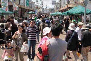 2万7,800人の人出でにぎわった6日の三条マルシェ