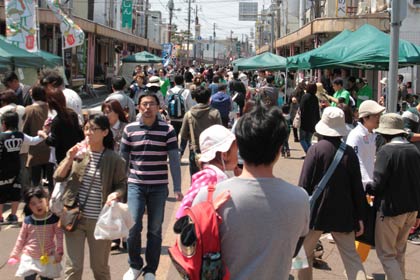 2万7,800人の人出でにぎわった6日の三条マルシェ
