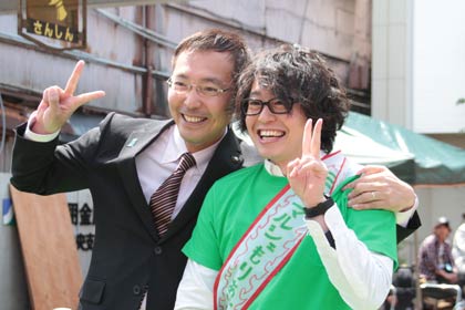 三条マルシエもりあげ隊長に就任した猫デココ関田さんと国定市長