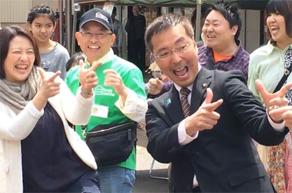 6日の三条マルシェで「恋するフォーチュンクッキー」を踊る国定市長や加藤実行委員長