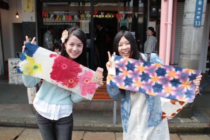 三条マルシェ初参戦のキネマ・カンテツ座前で店内のバザールに出店した長岡造形大学の紙漉きサークル