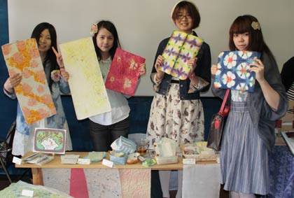 店内で長岡造形大学の紙漉きサークル
