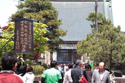 遠くからも存在感のある駒札