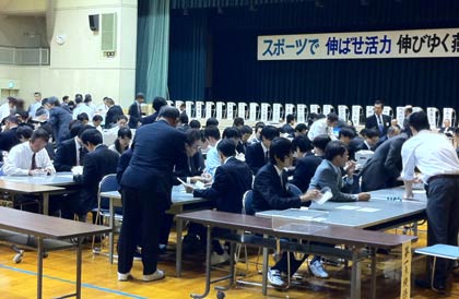  前回、燕市議選の開票作業のようす