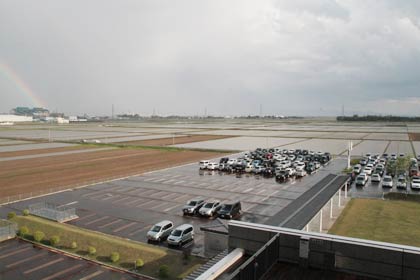 ことしの夏まつりの統一花火大会は燕市役所庁舎からこの方向に上がるのか