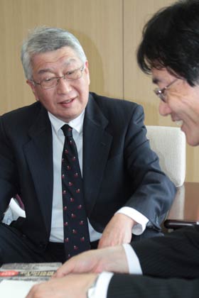 鈴木市長と歓談する相場社長