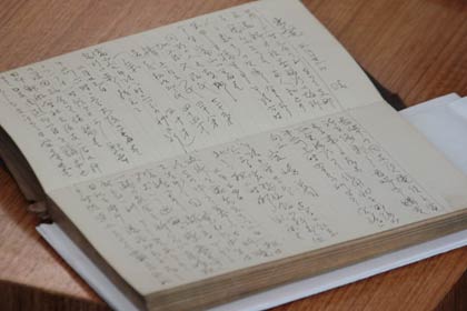 びっしりと書き込まれた日誌の現物