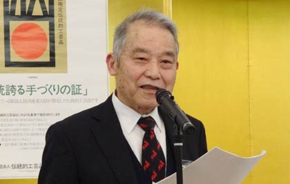 あいさつする三条鍛冶集団の小林会長