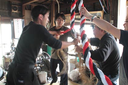 白井さん方で鈴緒を作る敬神会の会員