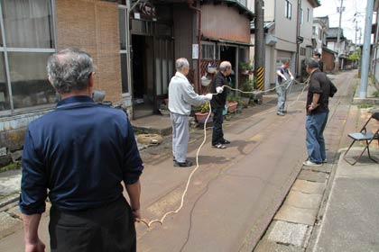 白井さん方前の御堀端小路も作業場に