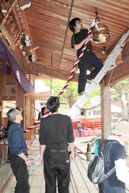 八幡宮拝殿に設置して作業完了