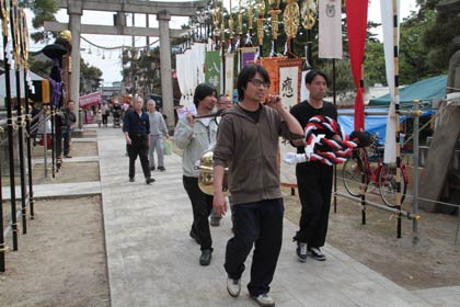 磨いた鈴と作った鈴緒を八幡宮へ