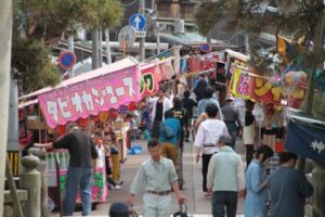 三条市・八幡宮の春季例大祭の宵宮で八幡小路に並んだ露店