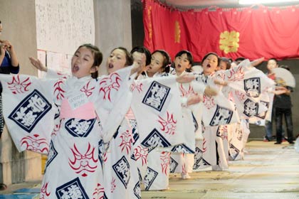 横町万灯組の踊り子