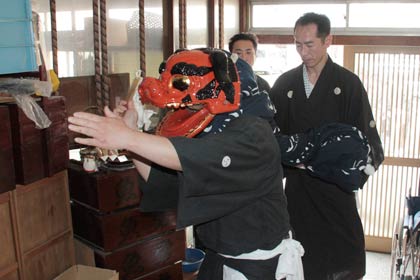 三条市・八幡宮の春季例大祭にあわせて旧三条町で獅子舞の悪魔払いを演じる木場神楽保存会