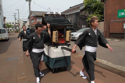 屋台を引いて旧三条町の家々を回る