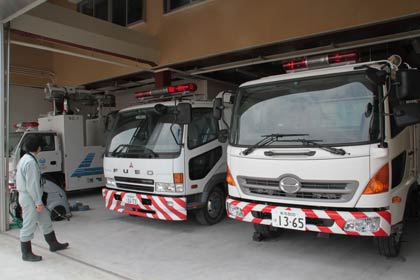 三条防災ステーションに国交省が配備する排水ポンプ車2台と照明車1台