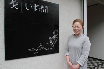  間もなく「サンロード宮町」にオープンのカフェ＆バー「美しい時間」をオープンする金子美奈子さんと魚喃キリコさんのイラストをデザインした看板
